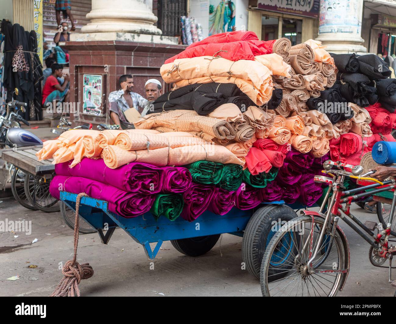 Wagen gefüllt mit Textilien in Dhaka, Bangladesch. Die Textilindustrie ist bei weitem die wichtigste des Landes und für den größten Teil ihres Sektors verantwortlich Stockfoto