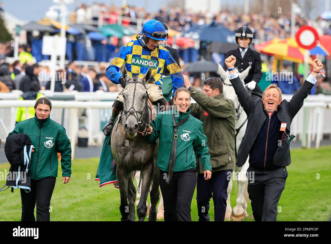 The Winning Connections of Bill Baxter feiert den Sieg der Topham Handicap Chase beim Randox Grand National Festival 2023 Ladies Day auf der Rennbahn Aintree, Liverpool, Großbritannien, 14. April 2023 (Foto von Conor Molloy/News Images) Stockfoto