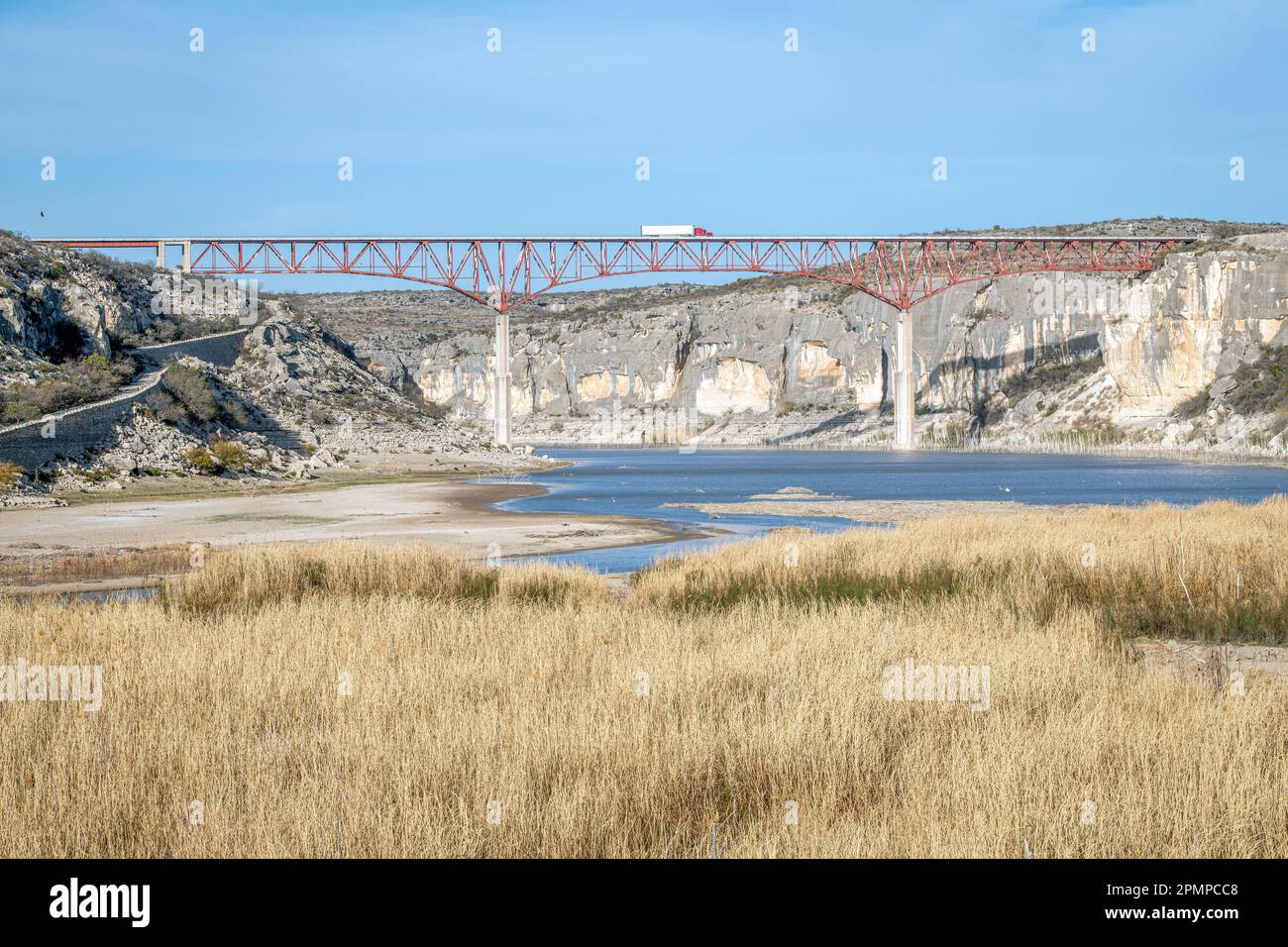 Transportwagen, der über die Pecos River Bridge im Seminole Canyon State Park, Texas, USA fährt; Comstock, Texas, Vereinigte Staaten von Amerika Stockfoto