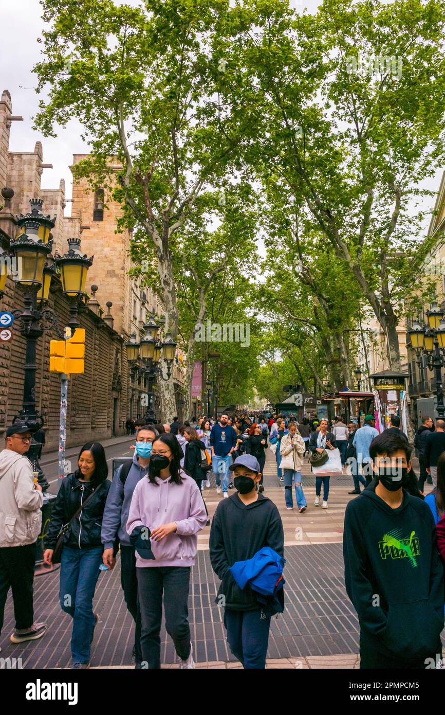 Barcelona, Spanien, viele junge Leute zu Fuß, Straßenszenen, in der Altstadt, Rambla-Übertourismus Stockfoto