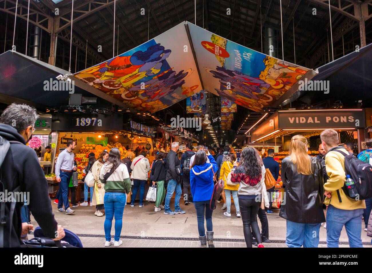 Barcelona, Spanien, große Menschenmenge Junge Leute spazieren gehen, Straßenszenen, in der Altstadt, spanischer öffentlicher Lebensmittelmarkt, 'Maercat de Sant Josep- La Boqueria' Stockfoto