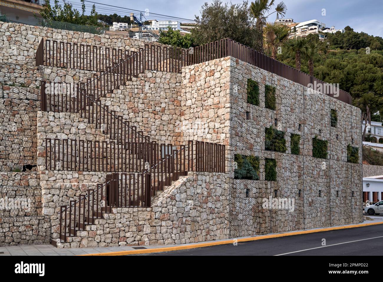 Steinmauern mit Treppen und dekoriertem Eisengeländer in der Stadt Xatiba (Javea), Provinz Alicante, Spanien, Europa Stockfoto