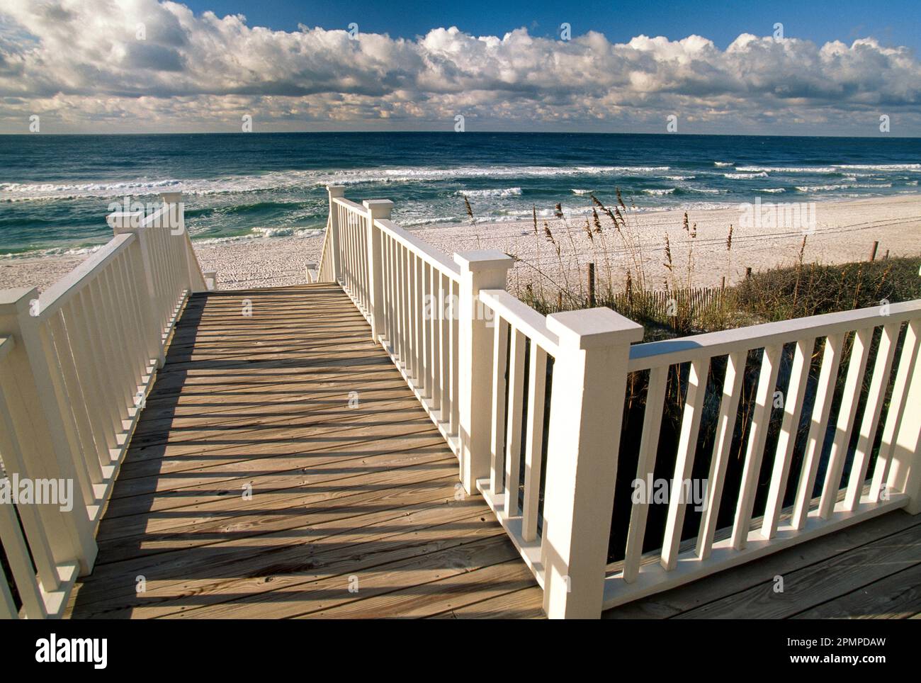 Die Promenade führt zu einem leeren Strand entlang der Küste Floridas, USA; Seaside, Florida, Vereinigte Staaten von Amerika Stockfoto