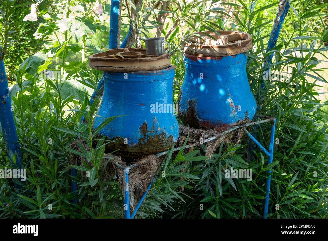Café am Straßenrand, hellblau bemalte Töpfergefäße - Sabils in Oberägypten Stockfoto