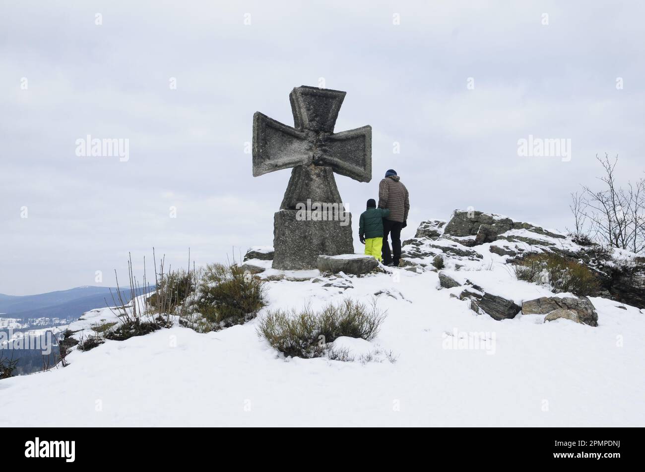 Ein Steinkreuz am Aussichtsturm Stepanka auf dem Hügel Hvezda im Jizera-Gebirge, Tschechische Republik, 27. Februar 2016. (CTK Photo/Hurin Martin) Stockfoto