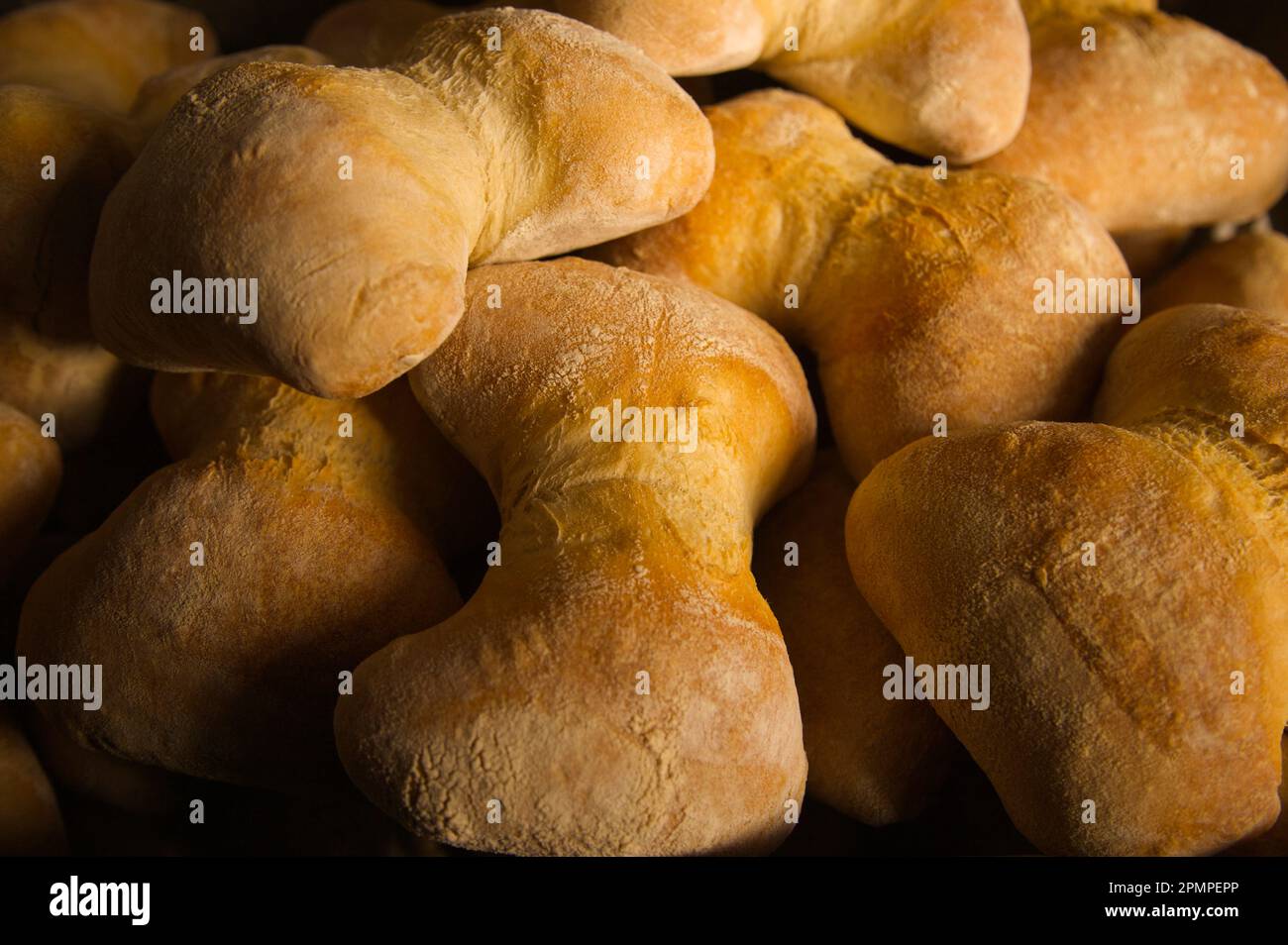 Nahaufnahme frisch gebackener Brötchen; Favaios, Douro River Valley, Portugal Stockfoto