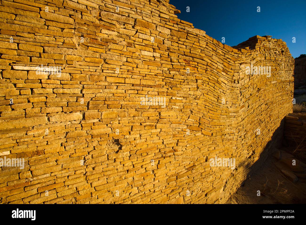 Restaurierte Mauer am Chetro Ketl im Chaco Culture National Historical Park, New Mexico, USA; New Mexico, Vereinigte Staaten von Amerika Stockfoto