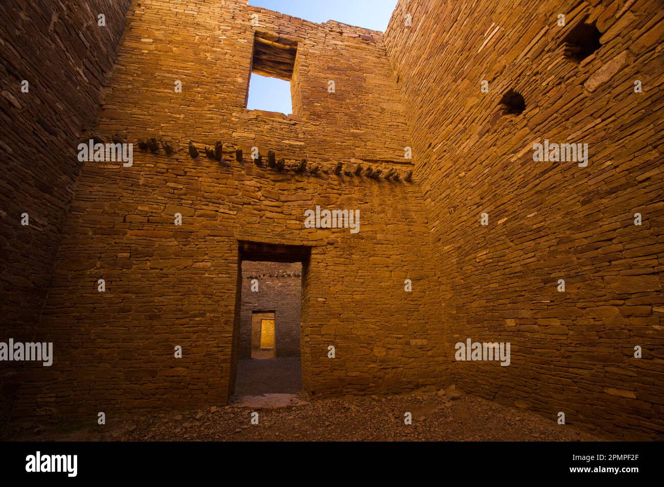 Innenraum eines restaurierten Gebäudes im Pueblo Bonito im Chaco Culture National Historical Park, New Mexico, USA; New Mexico, Vereinigte Staaten von Amerika Stockfoto