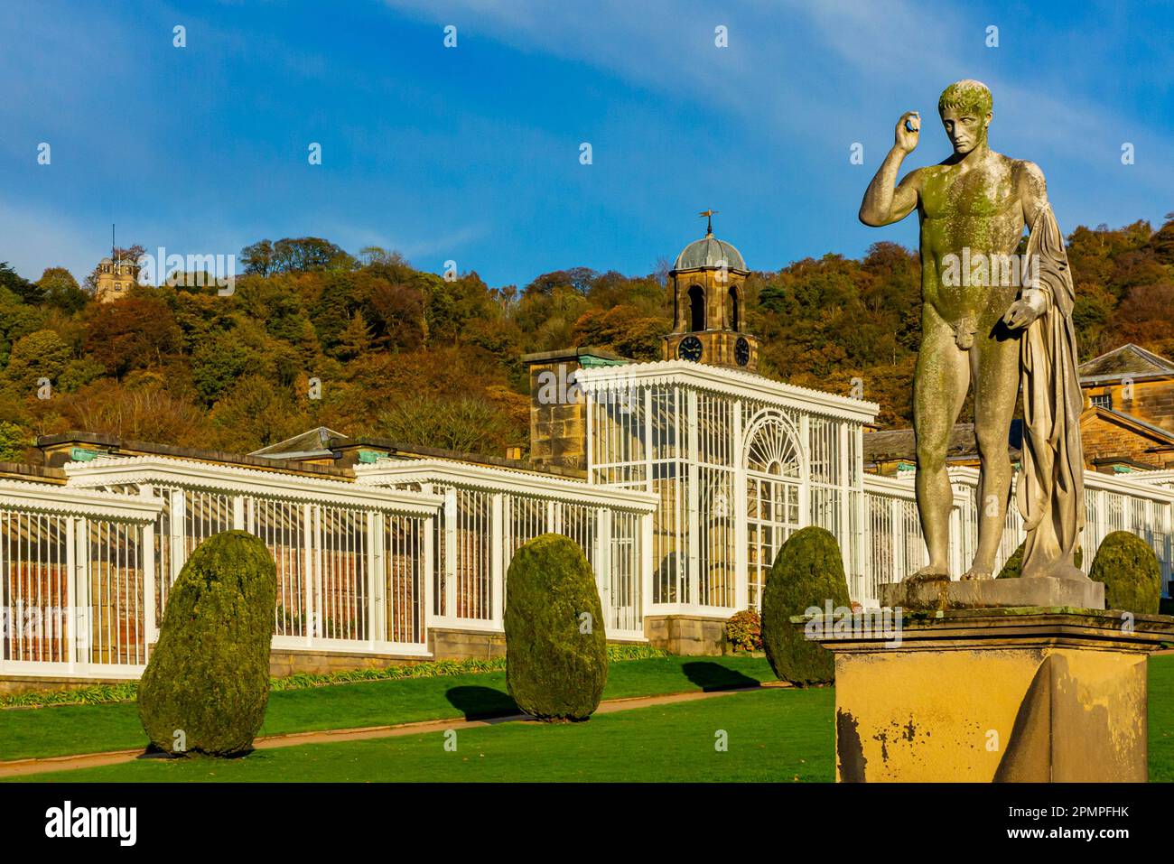 Blick über die Gärten des Chatsworth House, einem Herrensitz in der Nähe von Bakewell im Derbyshire Dales Peak District England Stockfoto