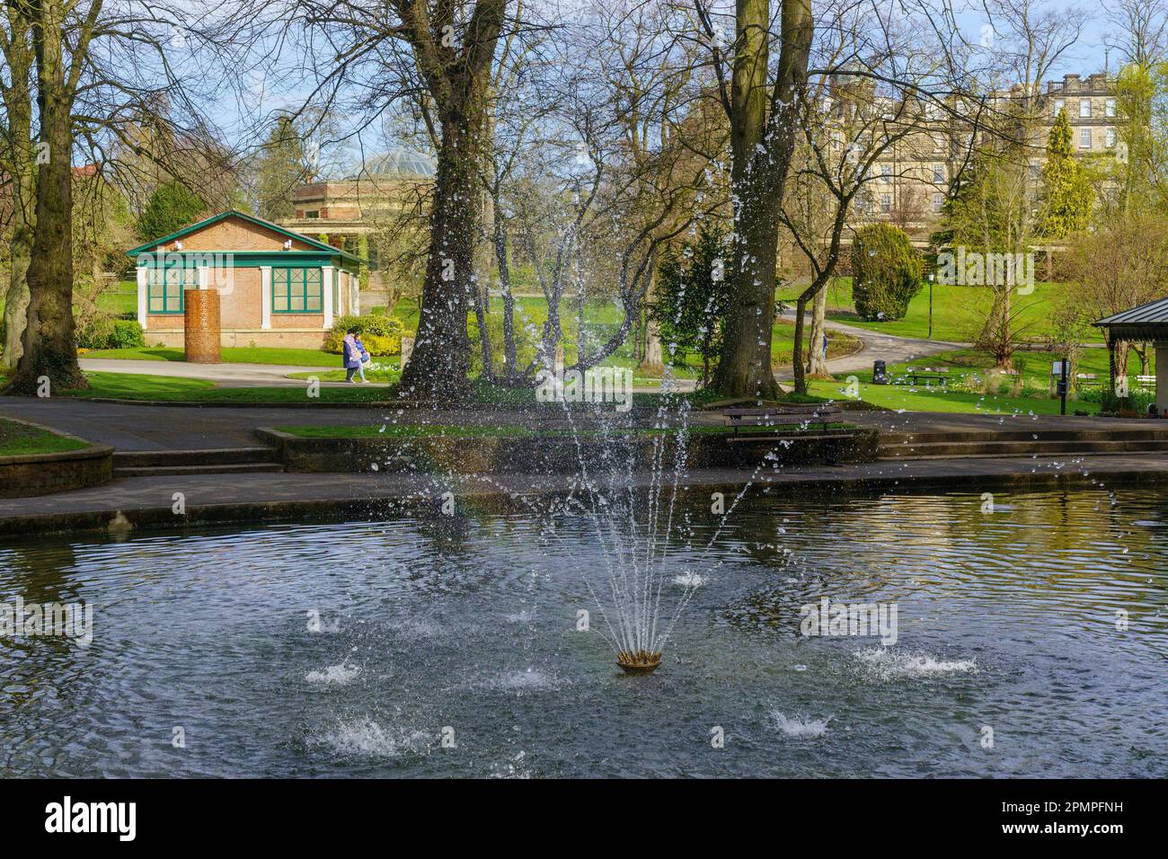 Ein neuer Wasserbrunnen, der Wasser in den Bootsteich in den Valley Gardens, Harrogate, Yorkshire, England, Großbritannien sprüht. Stockfoto