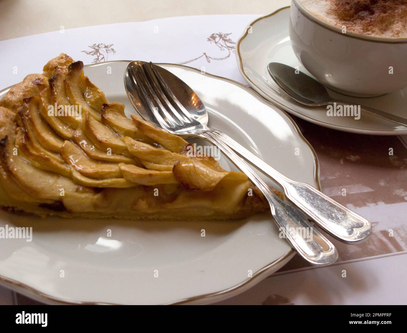 Apfelkuchen und Getränke werden in einem Café serviert; Porto, Portugal Stockfoto
