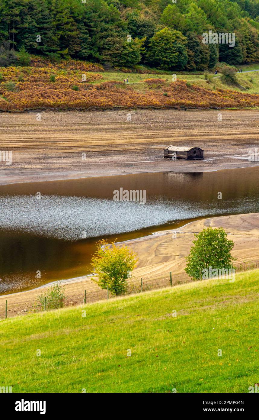 Niedriger Wasserstand im Derwent Reservoir im Derbyshire Peak District England UK während der Dürre im Herbst 2022. Stockfoto