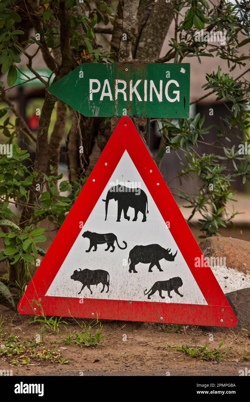 Parkschild neben einem Wildtierschild im Hluhluwe-Imfolozi Park, Südafrika Stockfoto