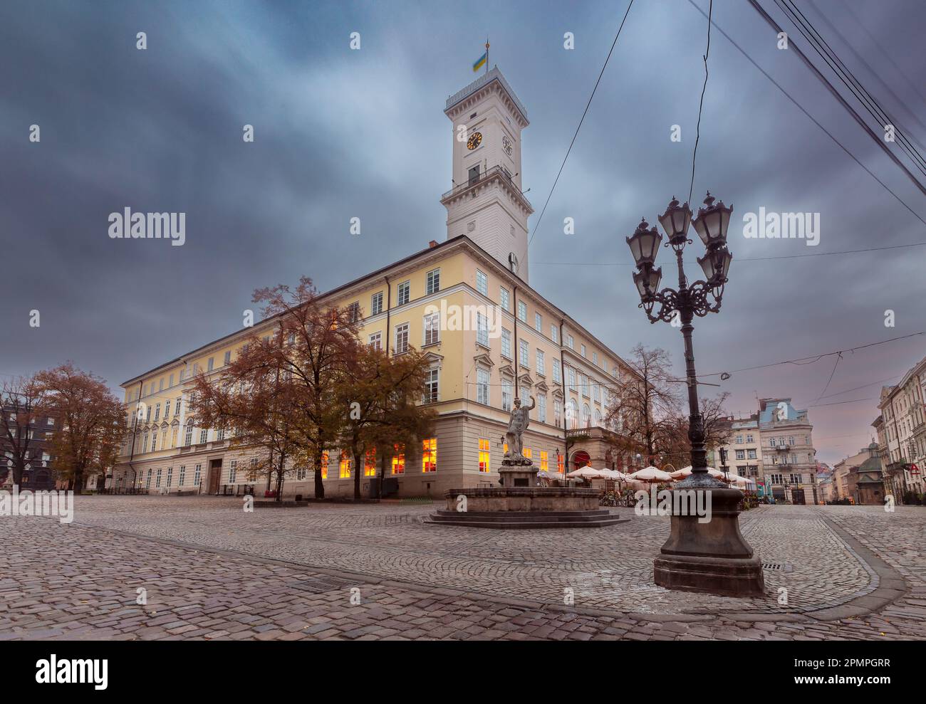 Mittelalterlicher Rathausplatz in der Altstadt im Morgengrauen. Lviv. Ukraine. Stockfoto