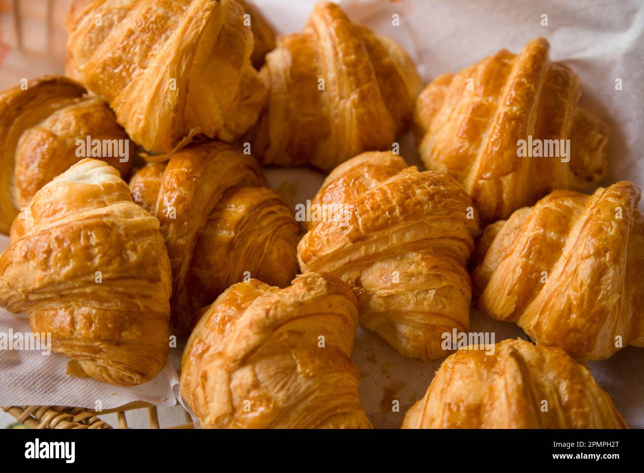 Croissants werden in einem Korb serviert; Pondicherry, Indien Stockfoto