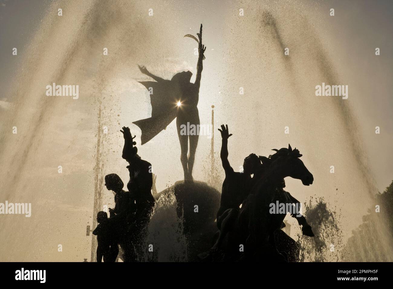 Skulptur in einem Brunnen, durch eine Wasserwand gesehen; San Juan, Puerto Rico Stockfoto