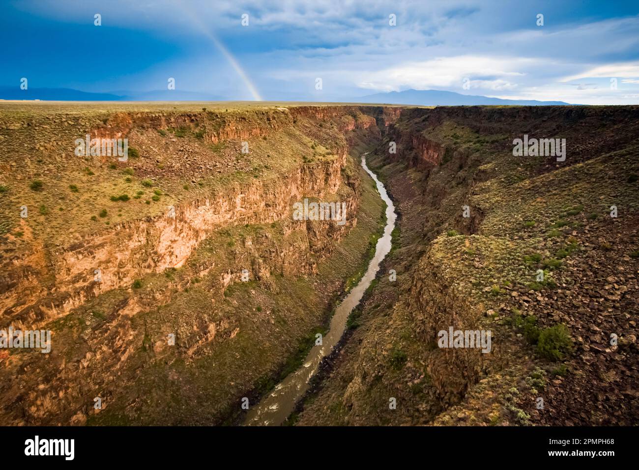 Rainbow glänzt über dem Rio Grande in Taos, New Mexico, USA; Taos, New Mexico, Vereinigte Staaten von Amerika Stockfoto