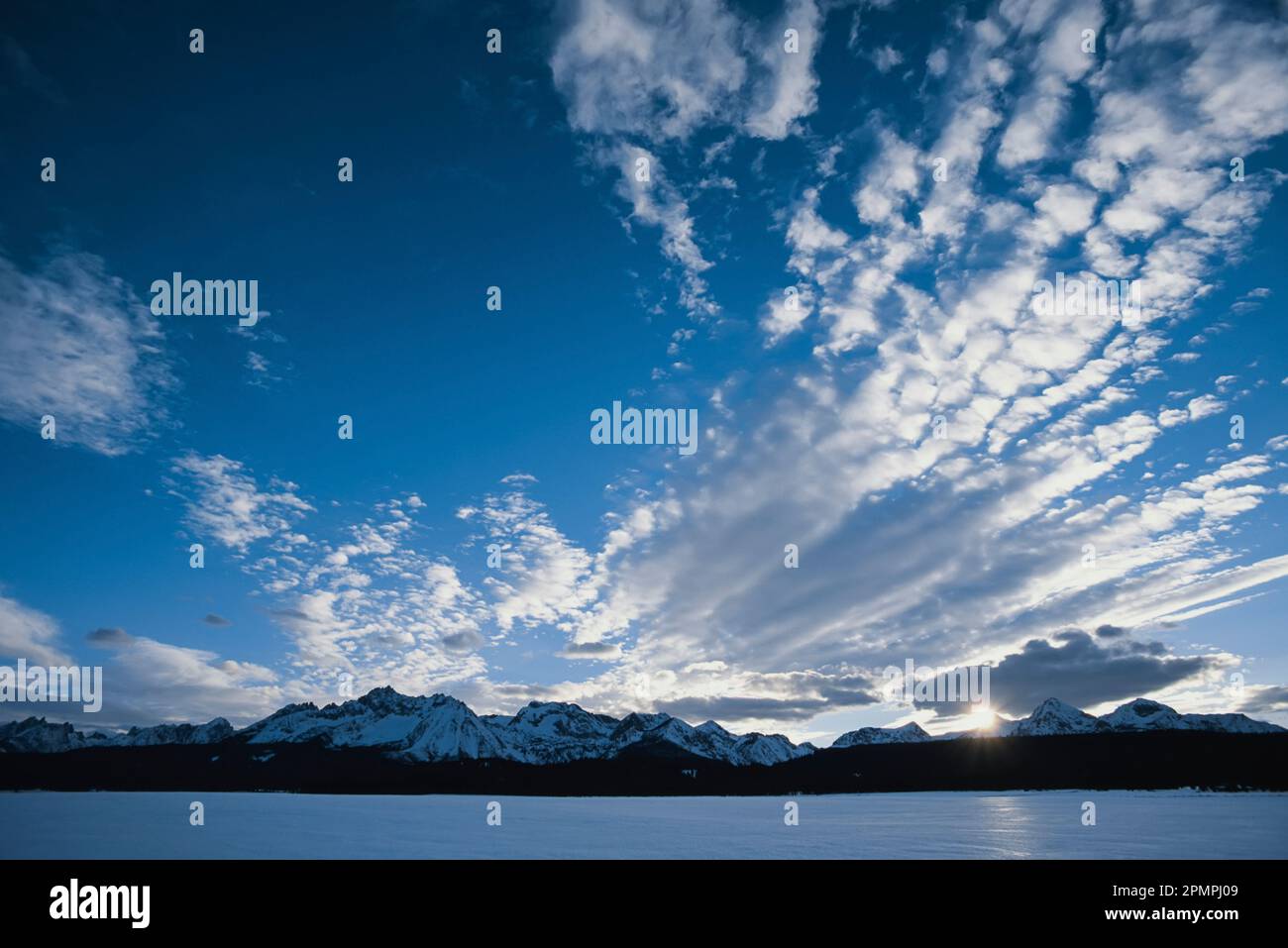 Wolken erfüllen den Himmel über der Sawtooth Range in Idaho, USA; Stanley, Idaho, USA Stockfoto
