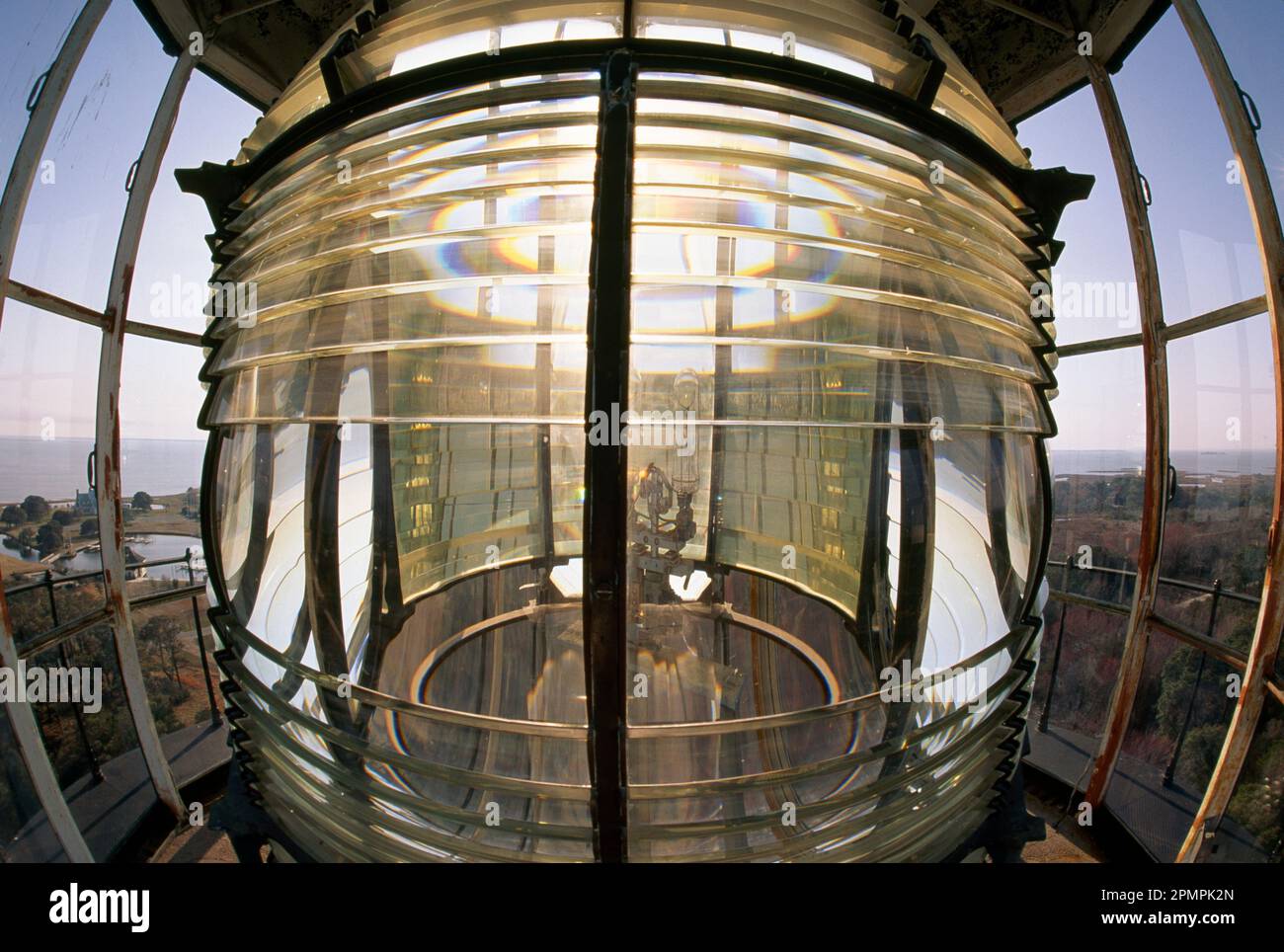 Aus nächster Nähe ein Licht in einem Leuchtturm; Sea Island, Georgia, Vereinigte Staaten von Amerika Stockfoto