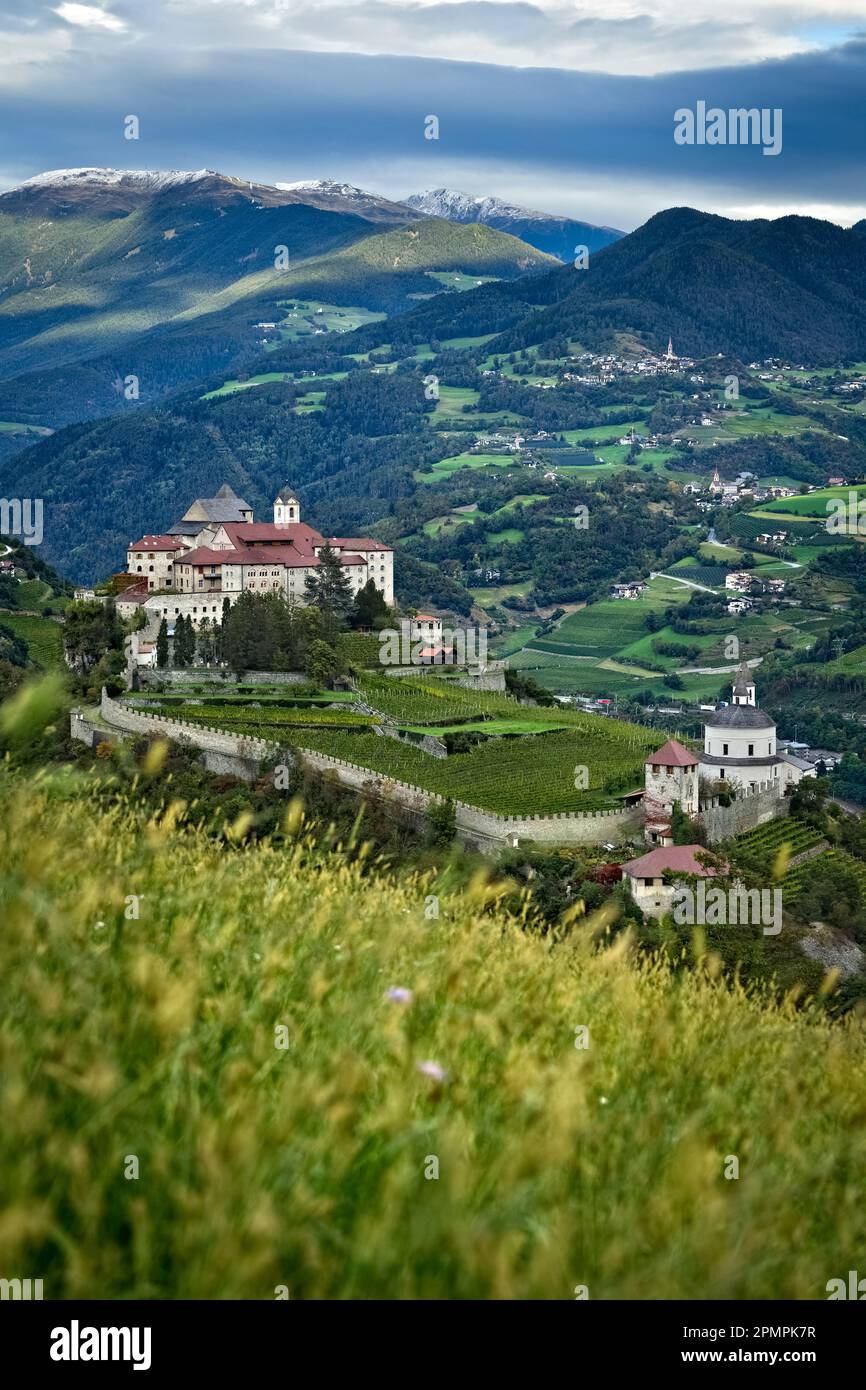 Das Sabiona-Kloster ist die spirituelle Wiege Tirols. Chiusa Klausen, Isarco-Tal, Südtirol, Italien. Stockfoto