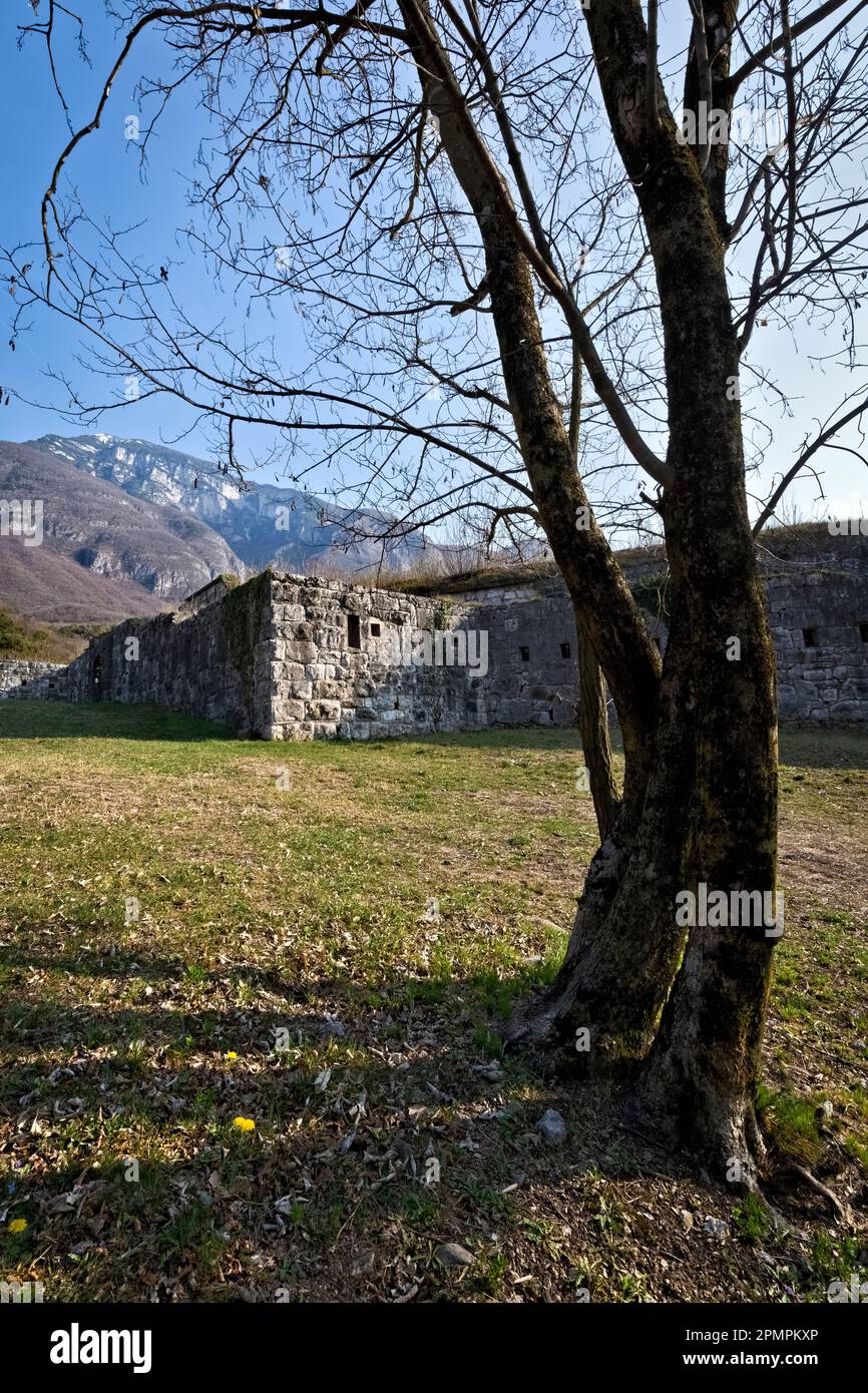 Forte di Mezzo (Oberbatterie) von Mattarello ist eine Militärstruktur der Habsburger Armee aus dem 19. Jahrhundert. Trento, Trentino, Italien. Stockfoto