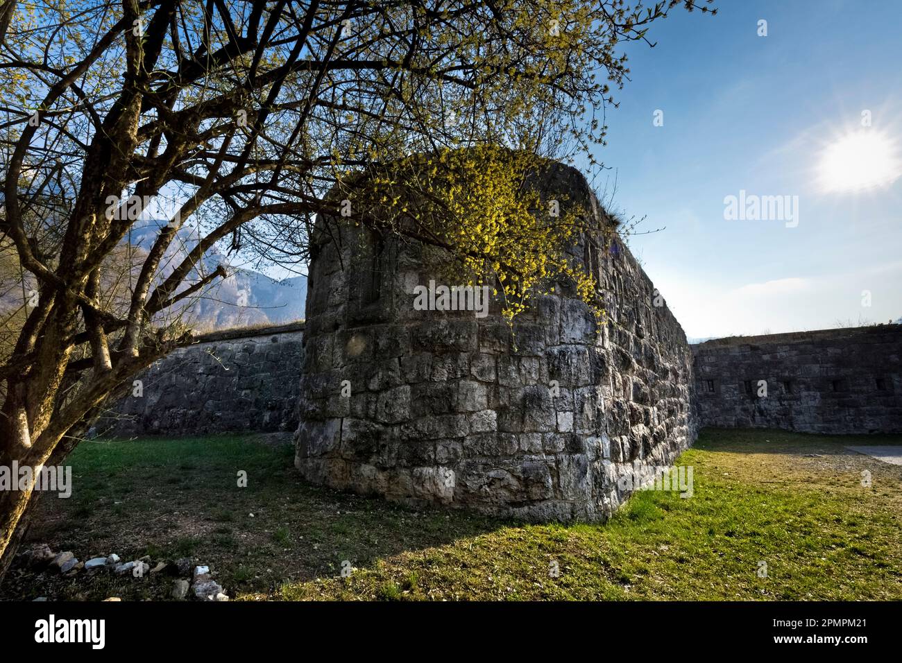 Forte di Mezzo (Oberbatterie) von Mattarello ist eine Militärstruktur der Habsburger Armee aus dem 19. Jahrhundert. Trento, Trentino, Italien. Stockfoto