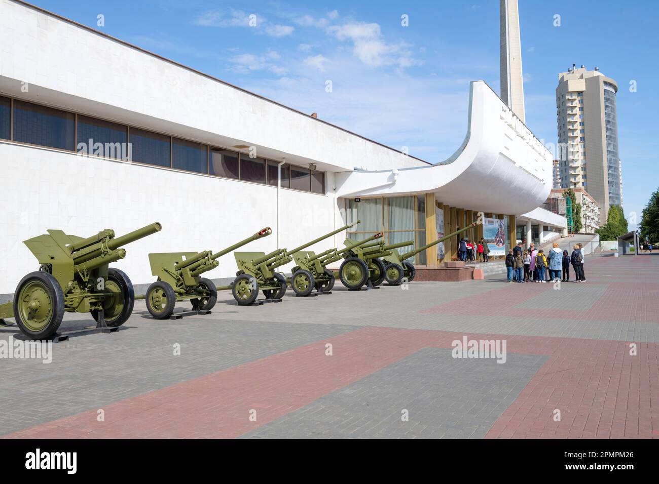 WOLGOGRAD, RUSSLAND - 19. SEPTEMBER 2021: Am Eingang zum Museum der „Schlacht von Stalingrad“ an einem sonnigen Tag Stockfoto