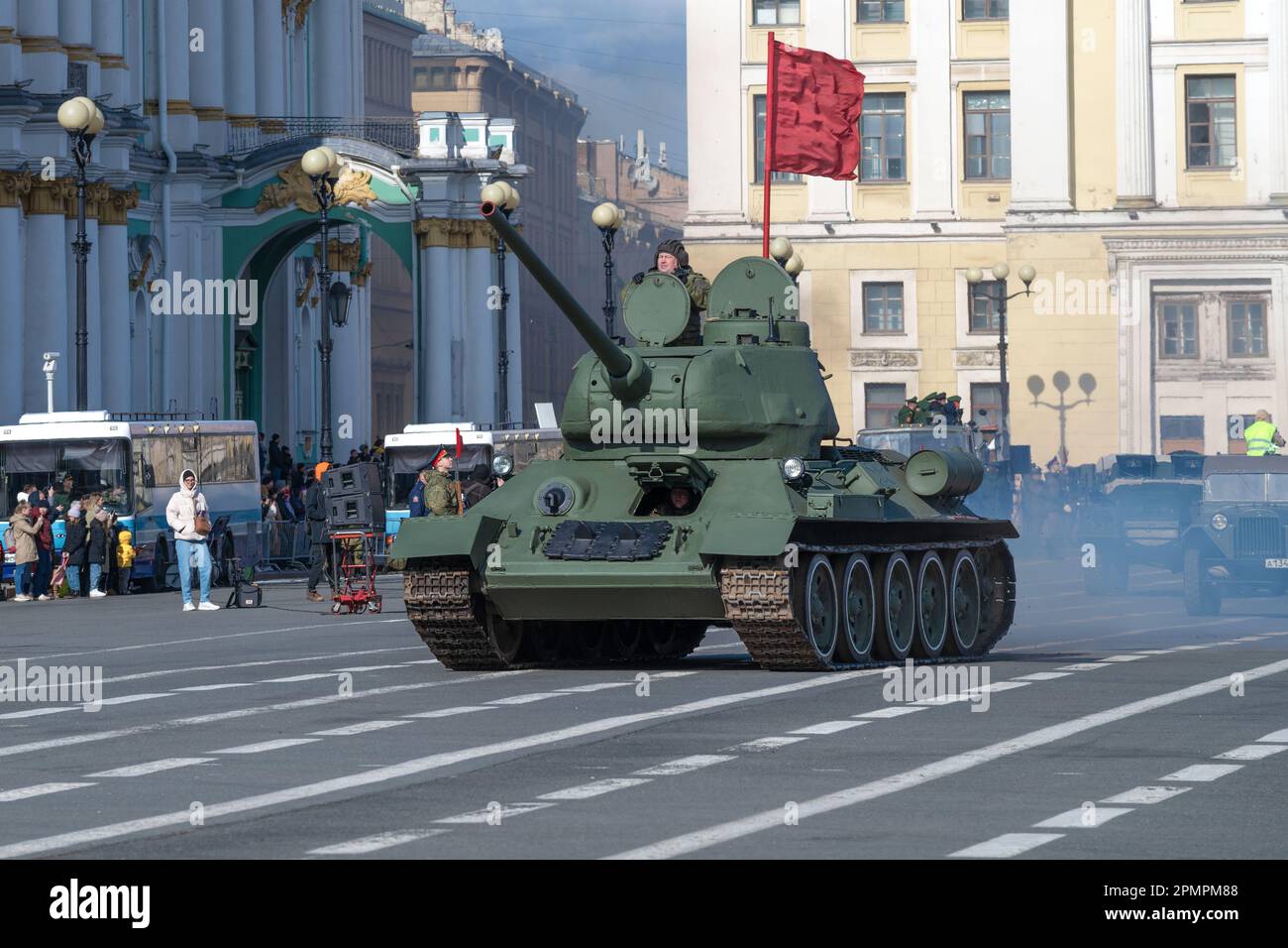 SANKT PETERSBURG, RUSSLAND - 28. APRIL 2022: Sowjetischer Panzer T-34-85 am Palastplatz. Ein Fragment der Probe der Parade zu Ehren des Siegesfeiertages Stockfoto