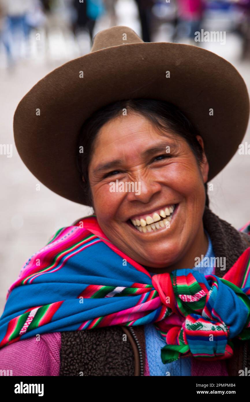 Peruanische Frau in traditioneller Kleidung; Machu Picchu, Peru Stockfoto
