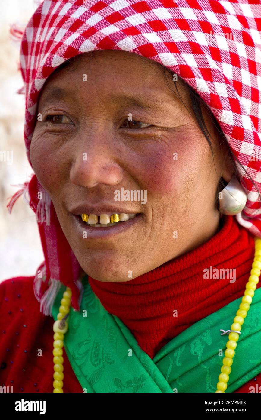 Porträt einer lächelnden Frau; Lhasa, Tibet Stockfoto