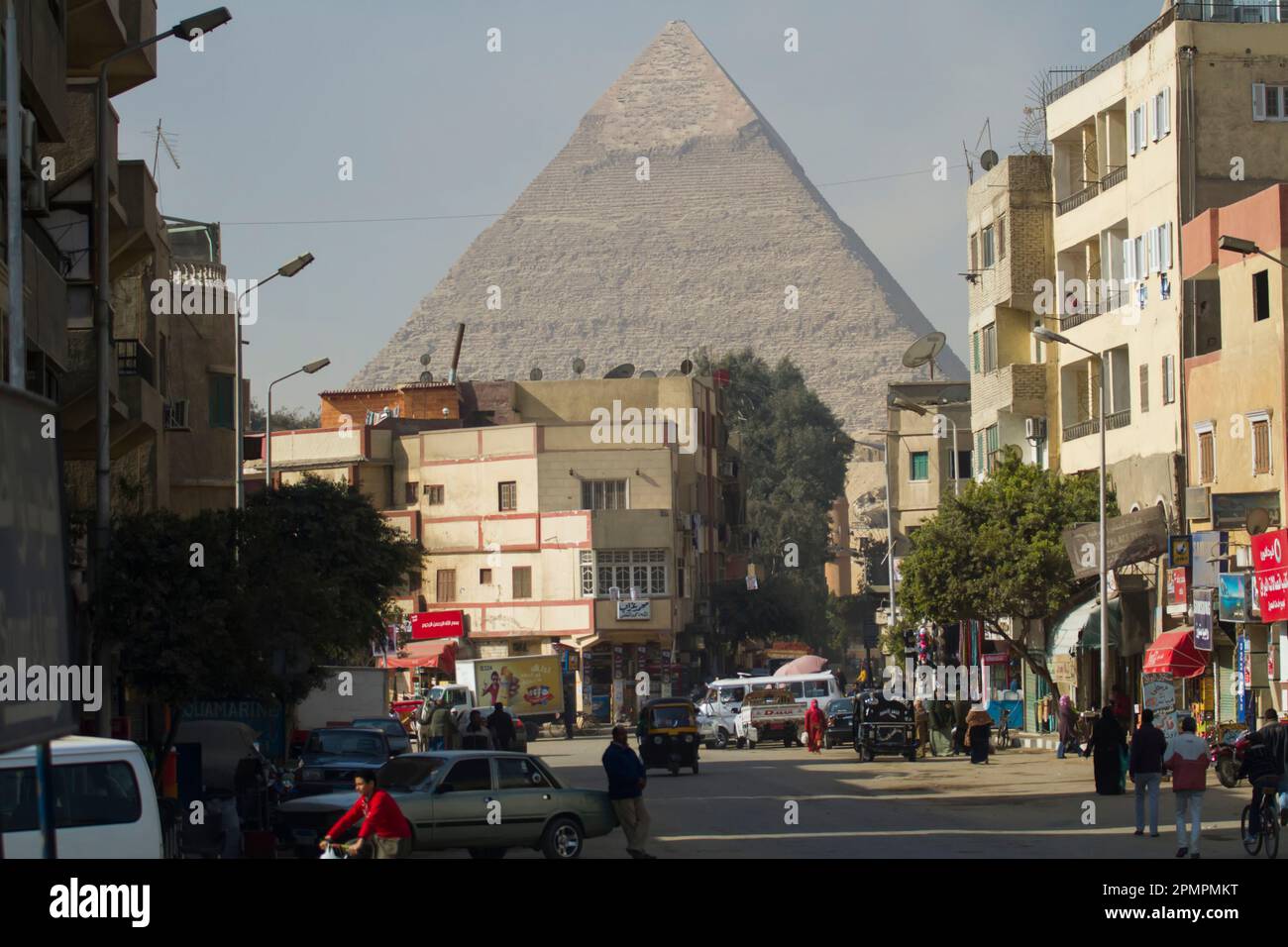 Die großen Pyramiden von einer Straße in Gizeh aus gesehen; Kairo, Gizeh, Ägypten Stockfoto