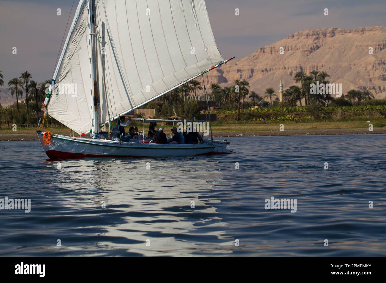 Die Menschen segeln auf dem Nil in einer Feluke; Luxor, Ägypten Stockfoto
