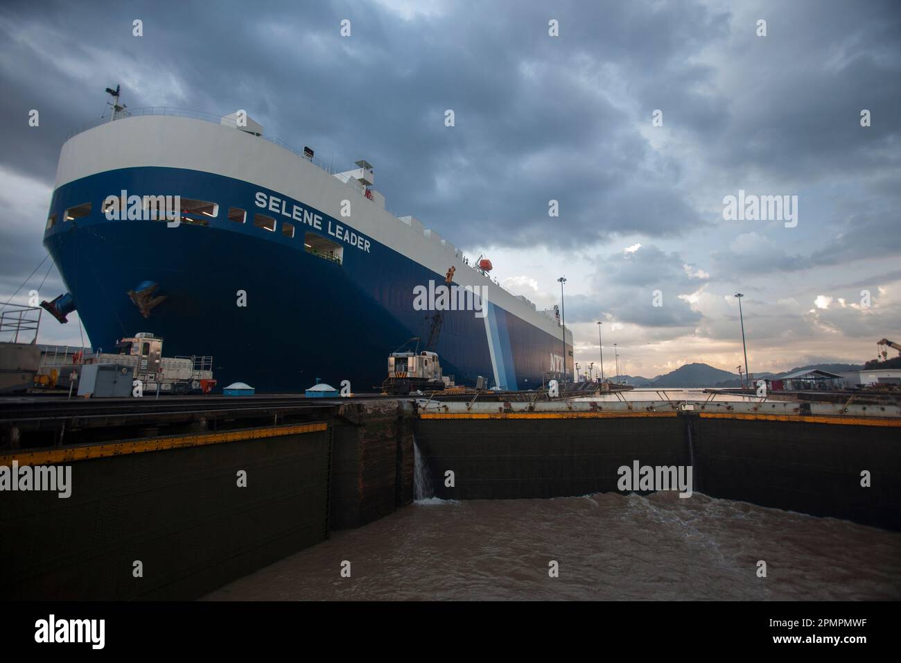 Großer Frachter am Panamakanal, Panama Stockfoto