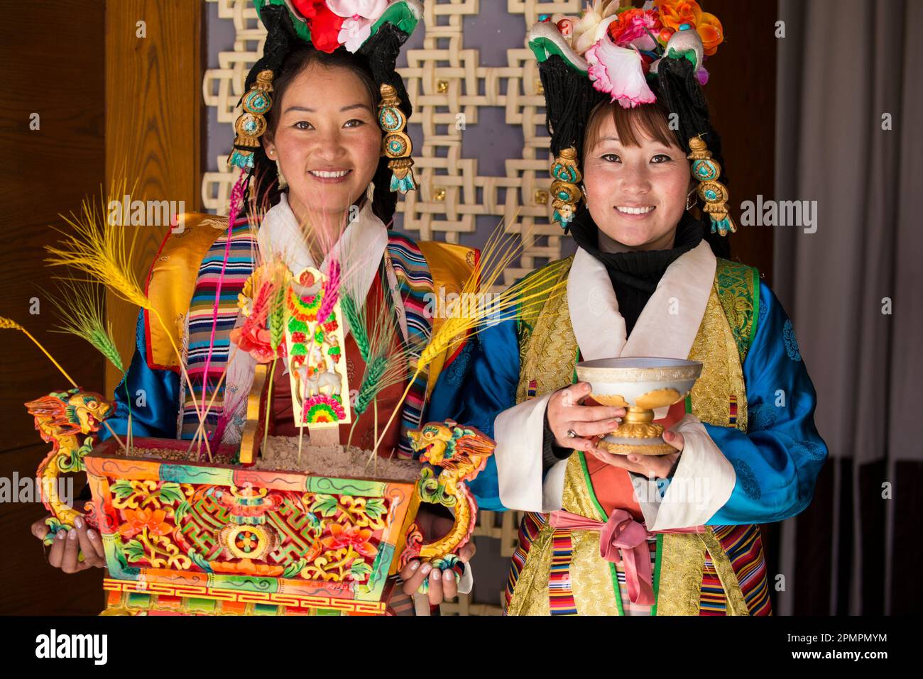 Zwei Frauen in tibetischer Kleidung in Lhasa; Lhasa, Tibet Stockfoto