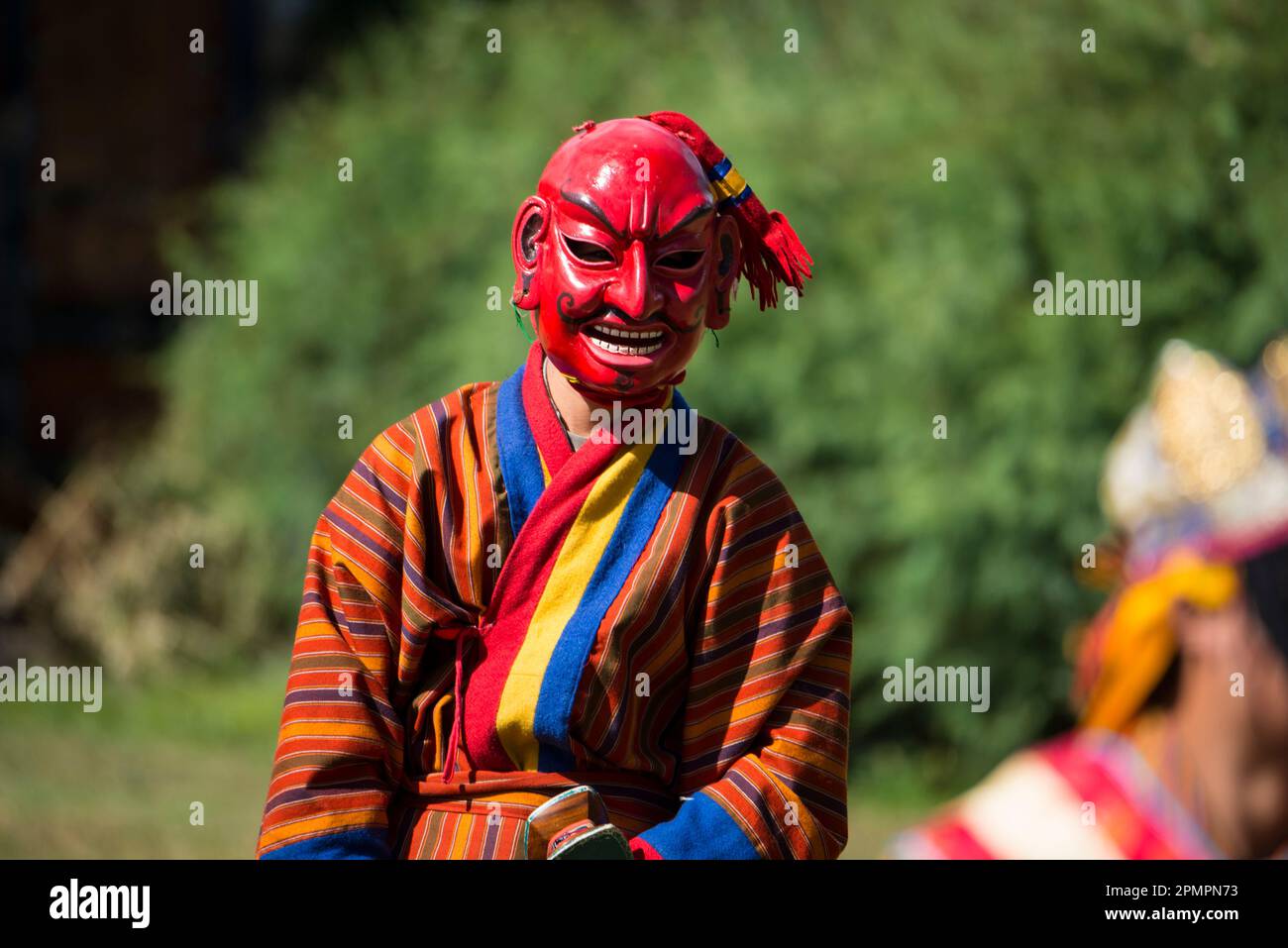 Maskierter Teilnehmer beim Tanz- und Musikfestival; Paro Valley, Bhutan Stockfoto