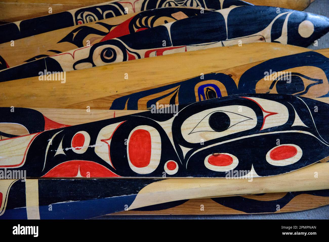 Details zu Haida Kanufahrten in Old Massett, einer Haida-Gemeinde auf Graham Island; Graham Island, Haida Gwaii, British Columbia, Kanada Stockfoto