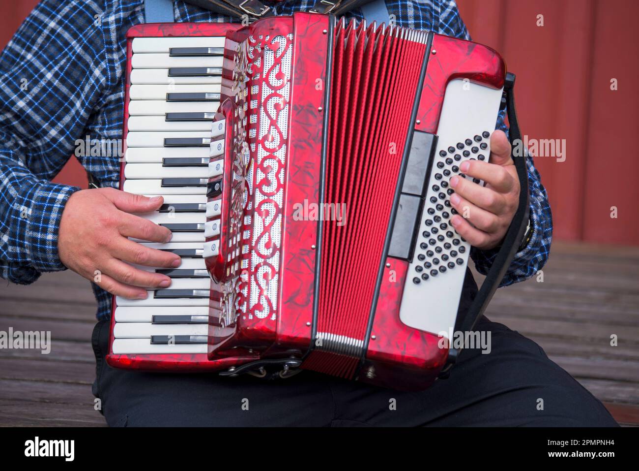 Nahaufnahme eines Mannes, der Akkordeon spielt; Island Stockfoto