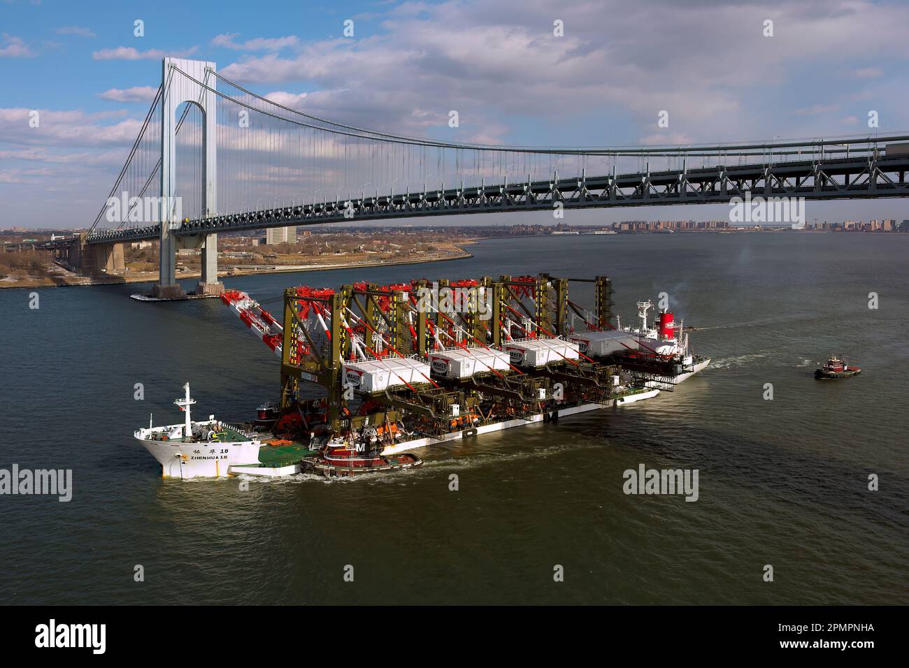 Lieferung neuer Post-Panamax-Ladekrane unter der Verrazano-Brücke Stockfoto
