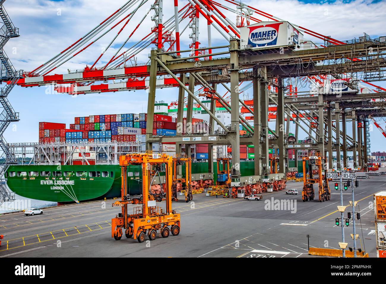 Straddles, Cranes & Containers, Port of Elizabeth Stevedore, Newark, New Jersey Stockfoto