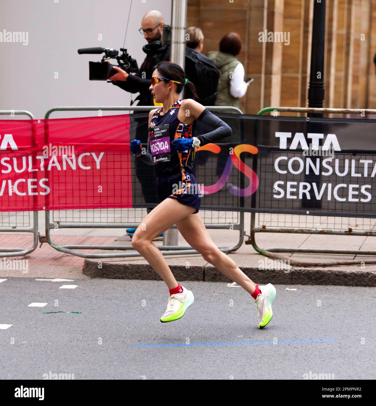 AI Hosoda aus Japan, auf dem Weg zum 9. Platz im Women's Elite Race, während des London Marathon 2022. Stockfoto