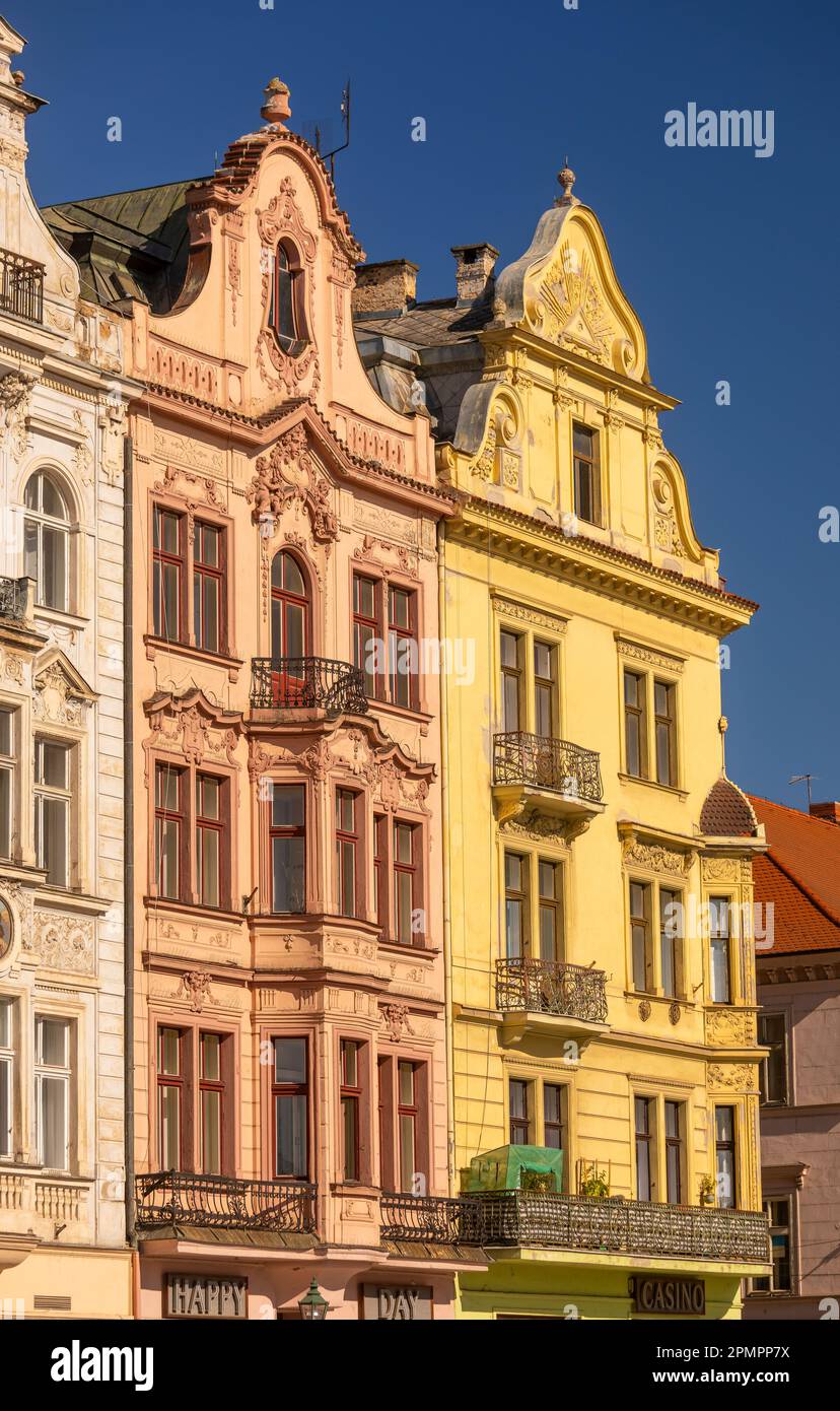 PILSEN, TSCHECHISCHE REPUBLIK, EUROPA - farbenfrohe Gebäudefassaden auf dem Hauptplatz von Pilsen. Stockfoto