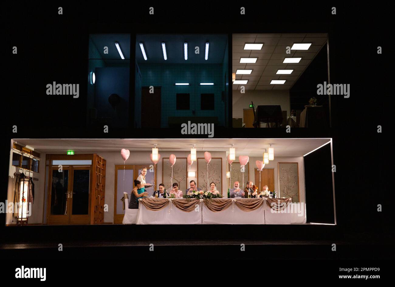 Das Hochzeitsessen - links stehen: Jenny Carlstedt (Tereza - die Kellnerin) Zentrum: Markus Nykanen (Tuomas - der Bridegroom), Lilian Farahani (Stela - die Braut), Christopher Purves (Henrik - der Schwiegervater) in INNOCENCE im Royal Opera, Covent Garden, London WC2 Öffnungszeiten Montag, 17. April 2023: Saariaho Musik: Kbreto Saariahlija Sofi Oksanen Dramaturg & Übersetzer: Aleksi Barriere Dirigentin: Susanna Malkki Set Design: Chloe Bamford Kostüme: Mel Page Beleuchtung: James Farncombe Choreographer: Arco Renz Regisseur: Simon Stone Stockfoto