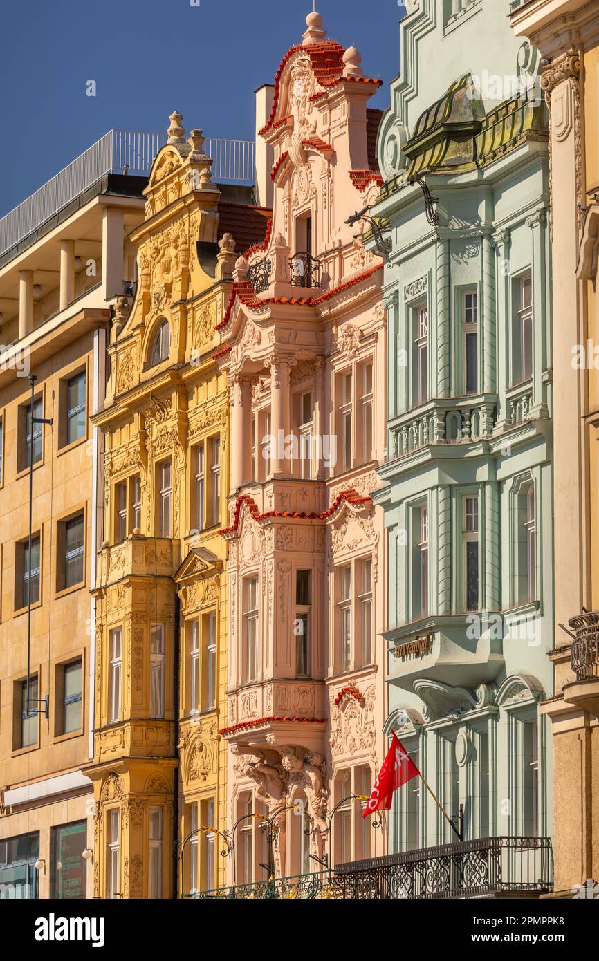 PILSEN, TSCHECHISCHE REPUBLIK, EUROPA - farbenfrohe Gebäudefassaden auf dem Hauptplatz Pilsen. Namesti Republiky Plzen. Stockfoto