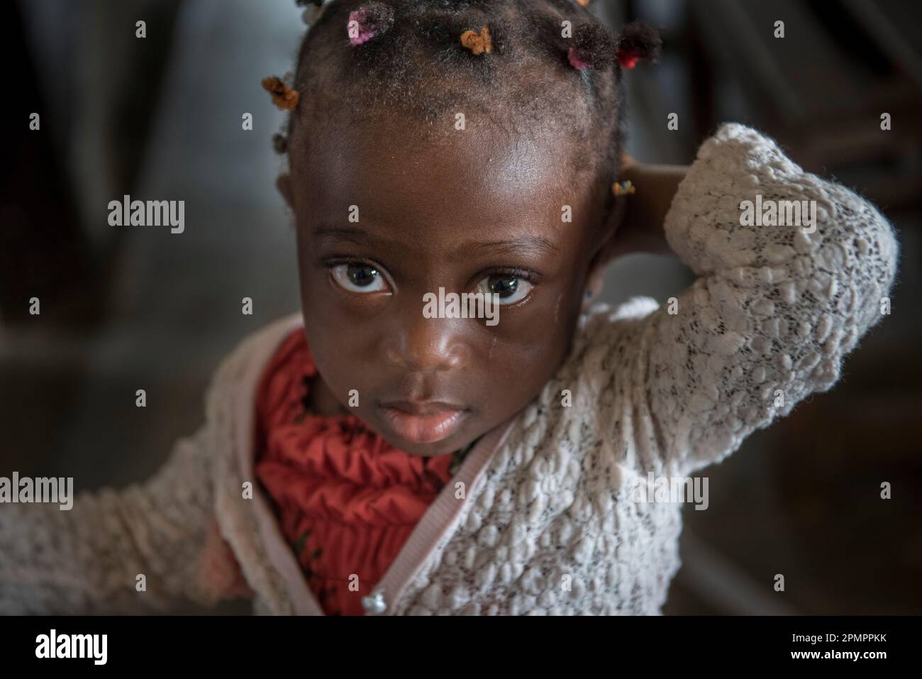 Porträt eines jungen Mädchens; Kribi Bezirk, Kamerun Stockfoto