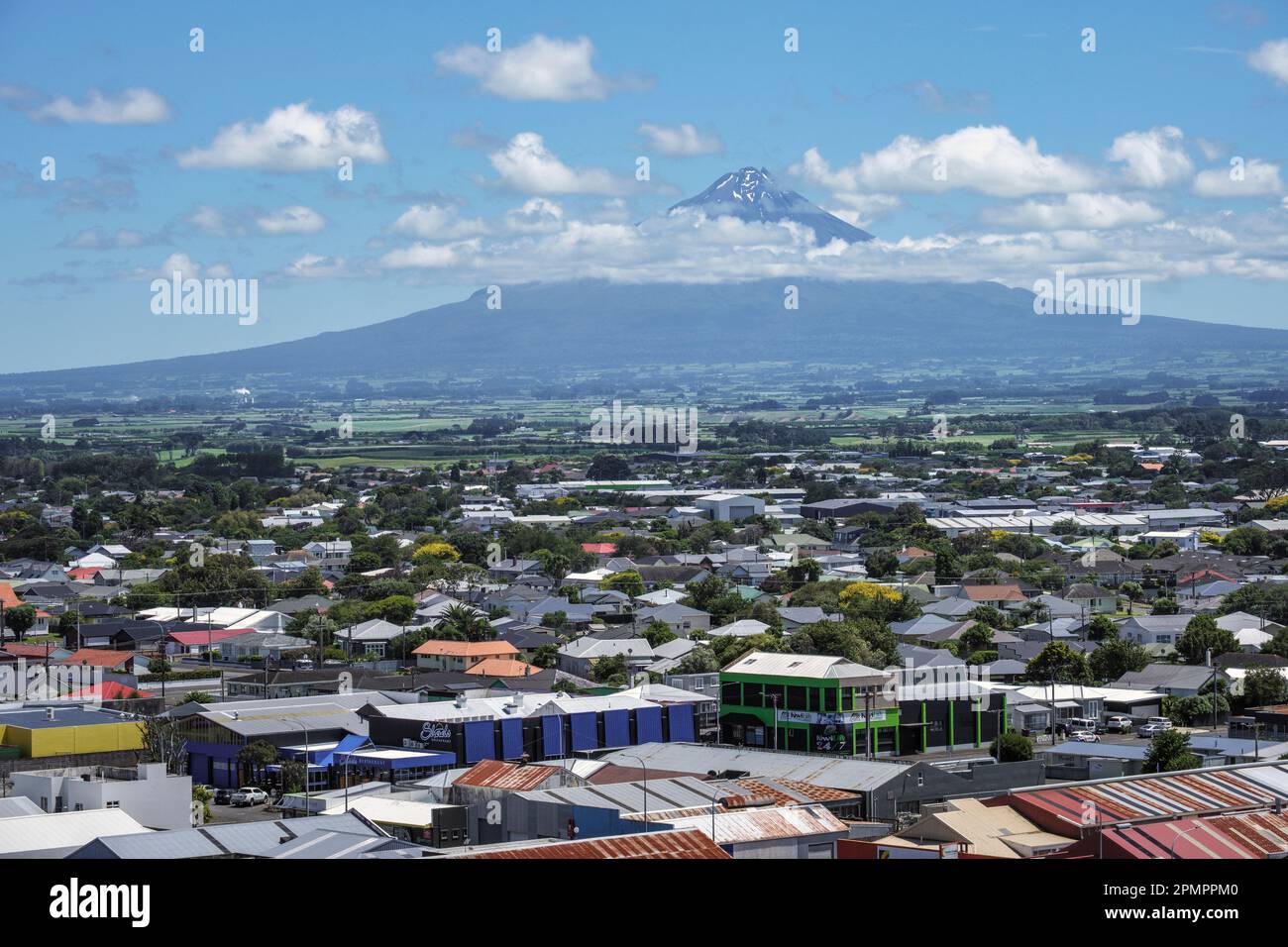 Blick vom Hawera Water Tower zum Berg Taranaki, Nordinsel, Neuseeland Stockfoto