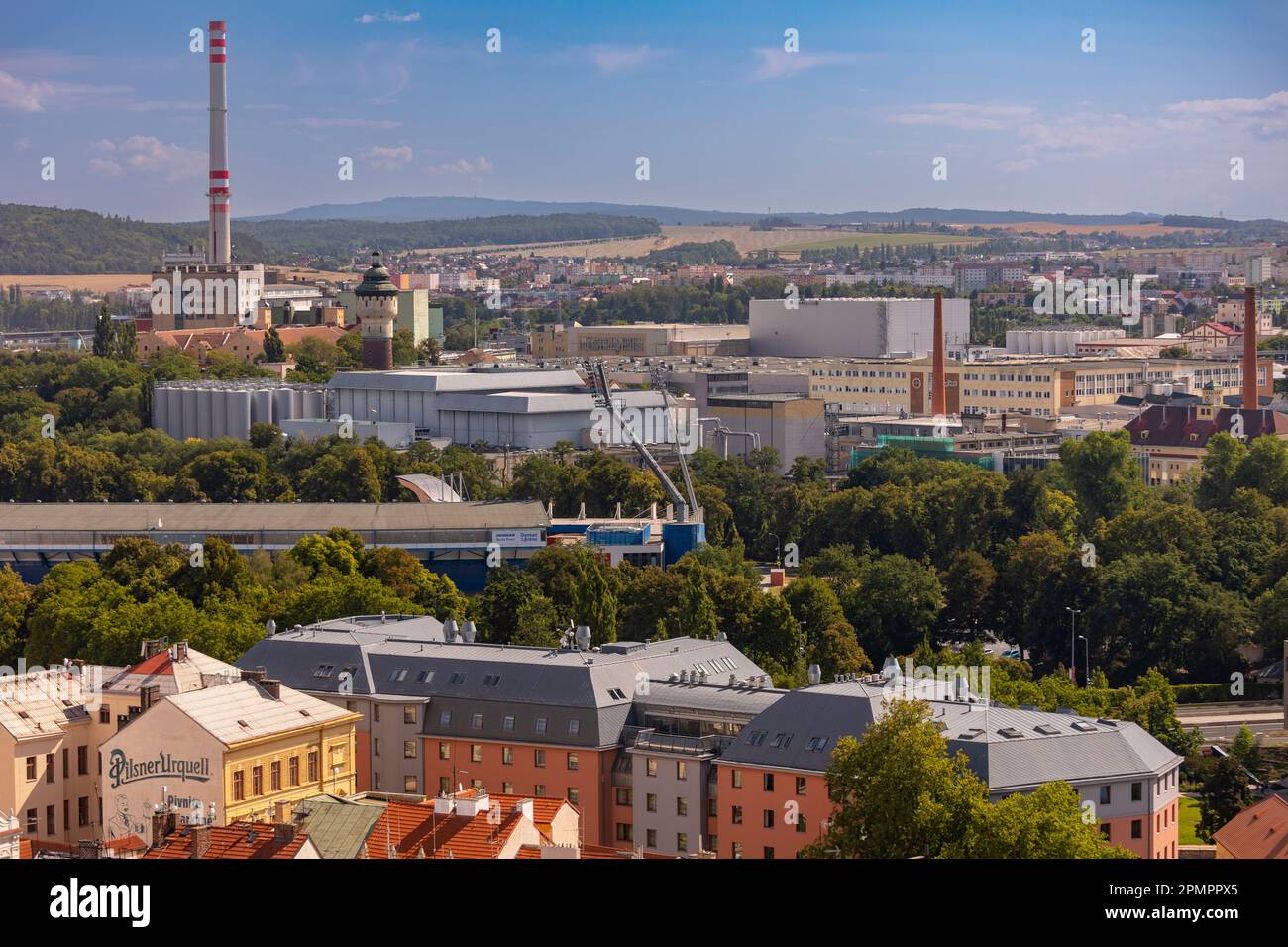 PILSEN, TSCHECHISCHE REPUBLIK, EUROPA - Luftaufnahme der Doosan Arena, Mitte links, und Pilsner Urquell Brauerei. Stockfoto