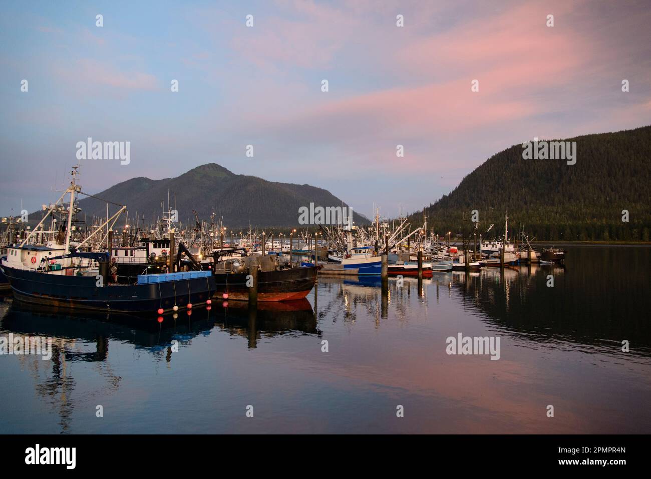 Fischerboote im Petersburger Hafen bei Sonnenaufgang; Petersburg, Alaska, Vereinigte Staaten von Amerika Stockfoto