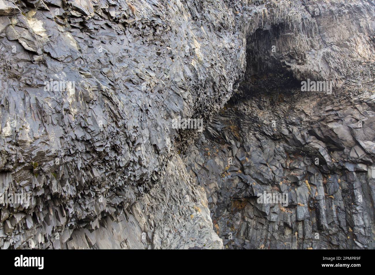 Vulkanische Basaltfelsformationen in der Nähe des Dorfes Vík í Mýrdal, Sudurland, Südisland Stockfoto