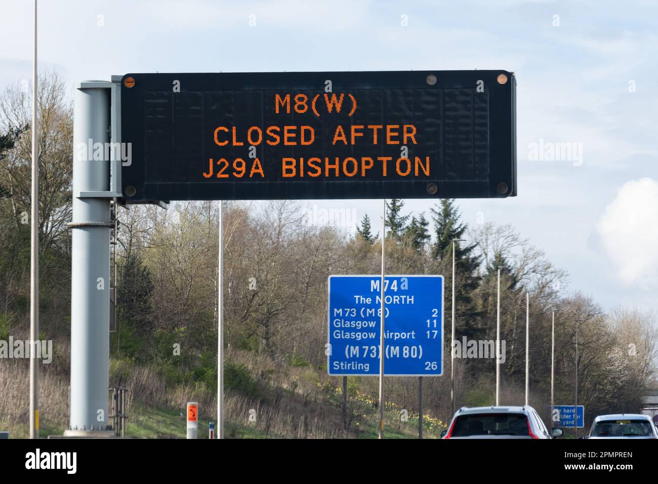 Glasgow, Schottland, Großbritannien. 14. April 2023. Ein Unfall mit mehreren Fahrzeugen auf Glasgow M8 Westbound führt zur Schließung eines Teils des Guthabens von M8: Kay Roxby/Alamy Live News Stockfoto
