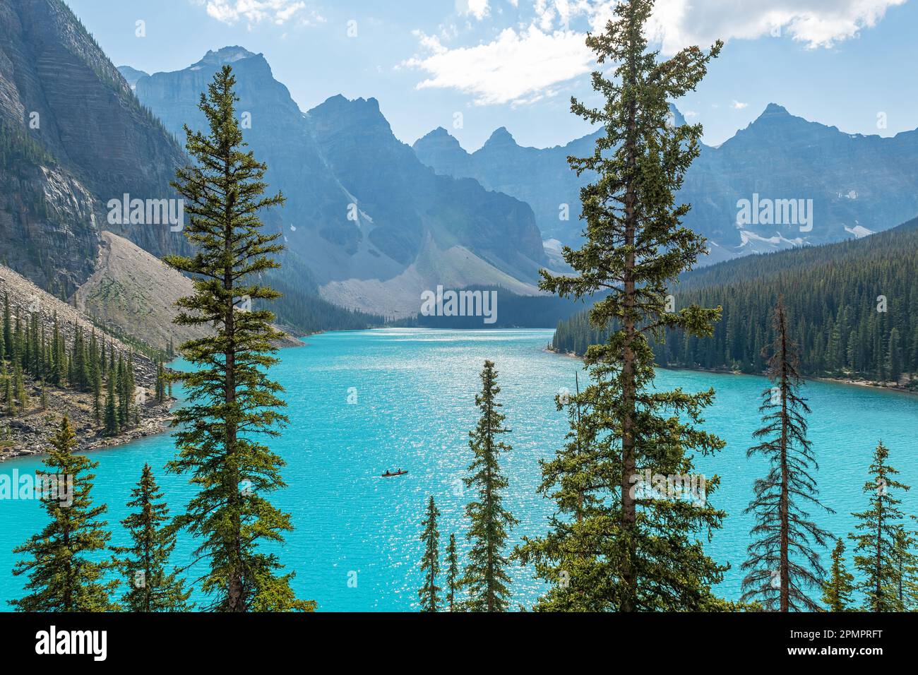 Moraine Lake mit Kiefern und Kajaktouren, Banff National Park, Kanada. Stockfoto